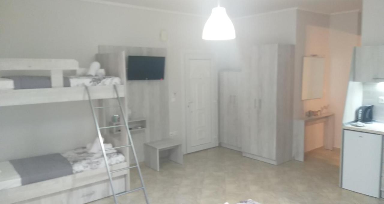 Studio Garden Apartment Nea Kallikrateia Exterior photo